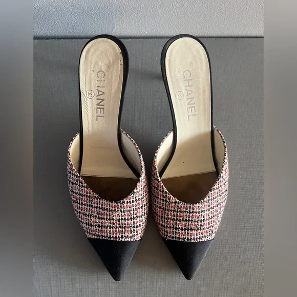 Chanel tweed mules with a pointed cap toe & a heel embellished a pearl 40/ 9.5 - Picture 2 of 12
